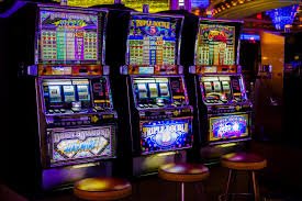 nmk77 Poker နှင့် Blackjack ကတ်ဂိမ်းများ online ကစားနေသောမြင်ကွင်း